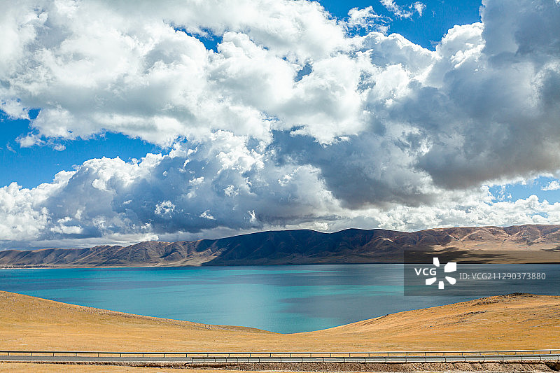 西藏那曲班戈错，蓝天白云下的碧绿湖水图片素材