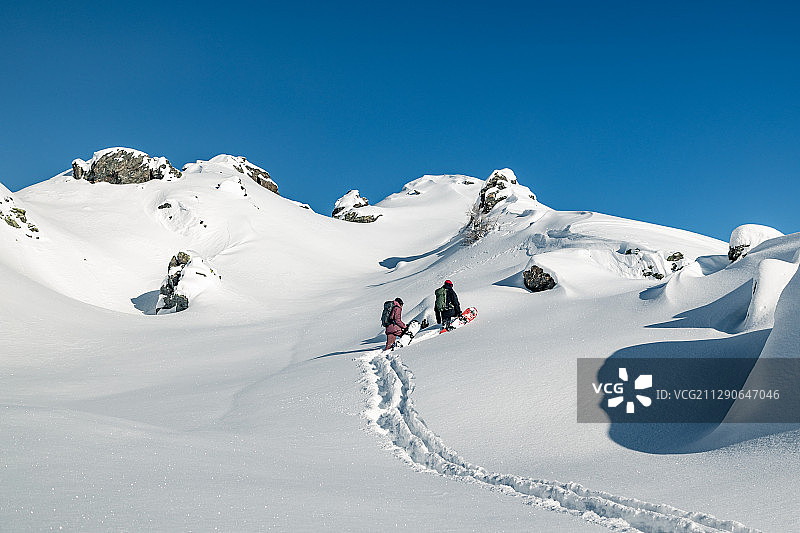 滑雪者在荒野中徒步旅行图片素材