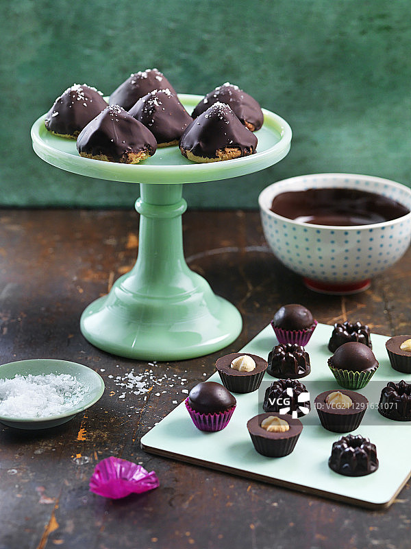 自制的坚果巧克力果仁和海盐巧克力糕点图片素材