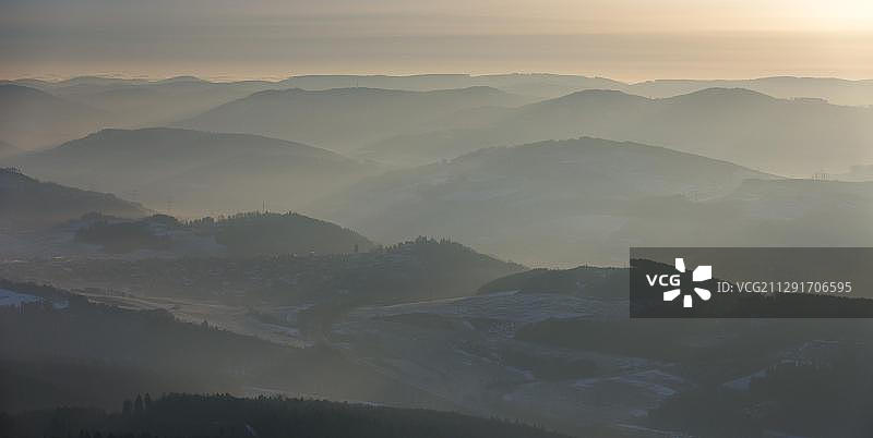 德国，北莱茵-威斯特伐利亚的绍尔兰，梅舍德，清晨的薄雾中，北部绍尔兰的山丘图片素材