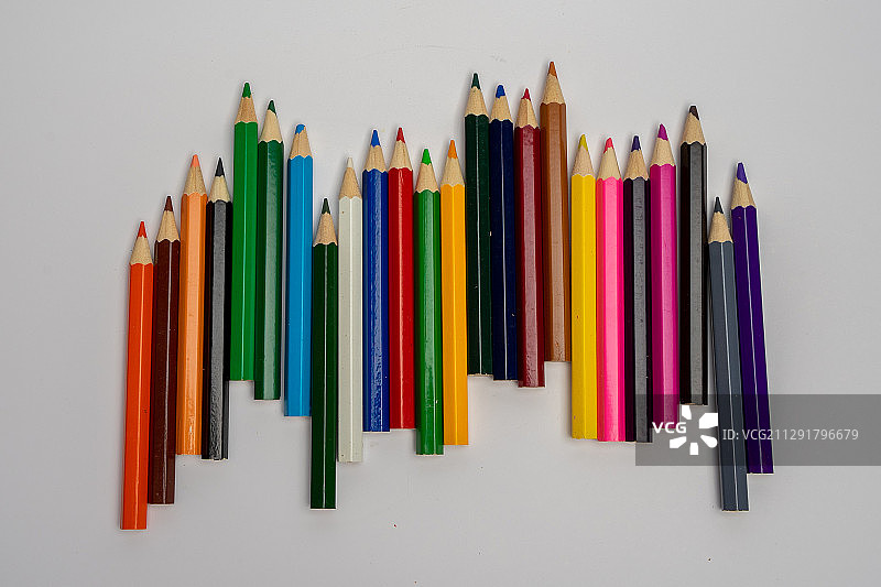 高角度的各种彩色铅笔在白色的背景，清莱，泰国图片素材
