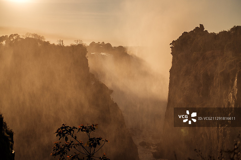 津巴布韦维多利亚瀑布的晨雾图片素材