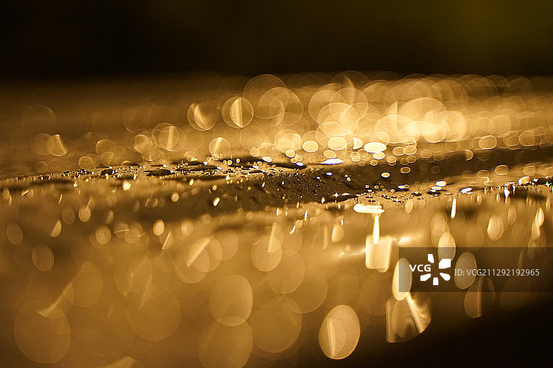夜晚路灯下的雨滴图片素材