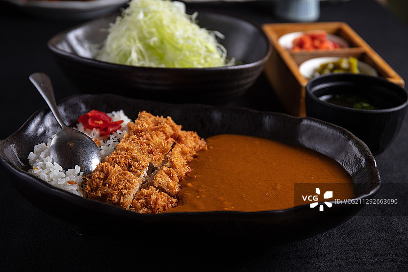 日式里脊猪排咖喱饭套餐图片素材