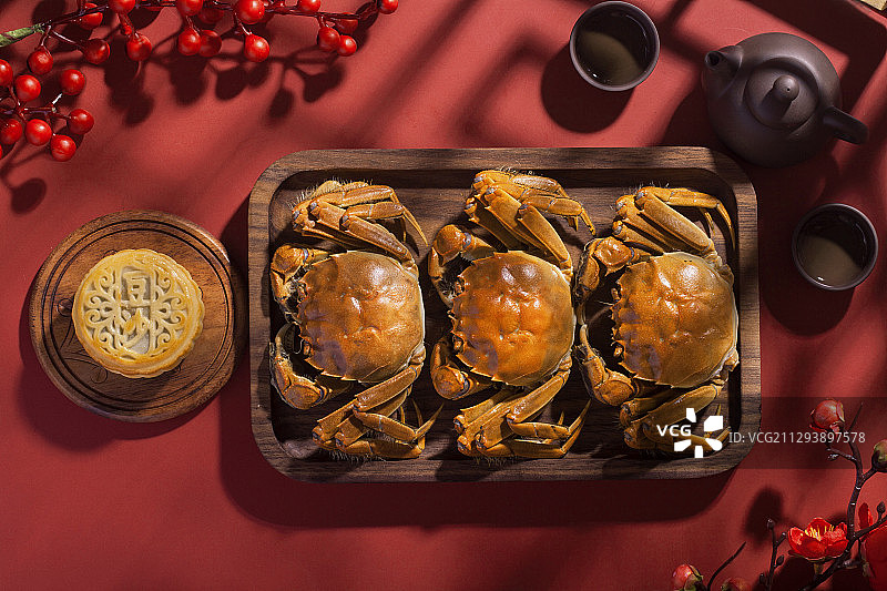 盛放在木盘里的三只美味的大闸蟹图片素材