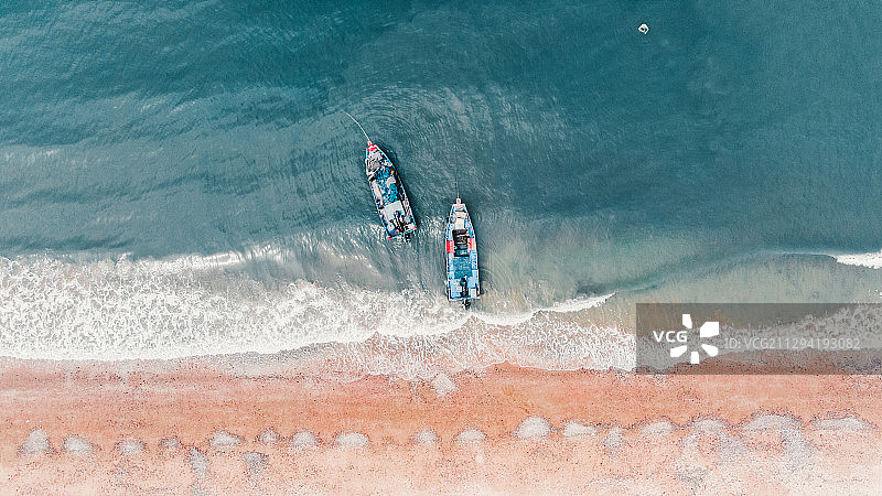 沙滩渔民小船图片素材