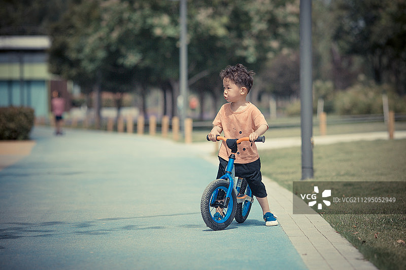 学习骑车的小男孩图片素材