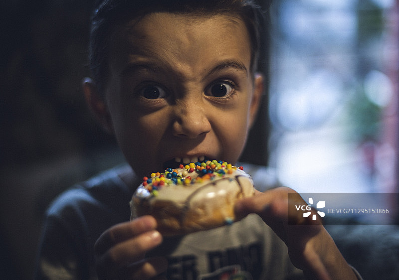 阿根廷波萨达斯，吃甜甜圈的男孩肖像图片素材