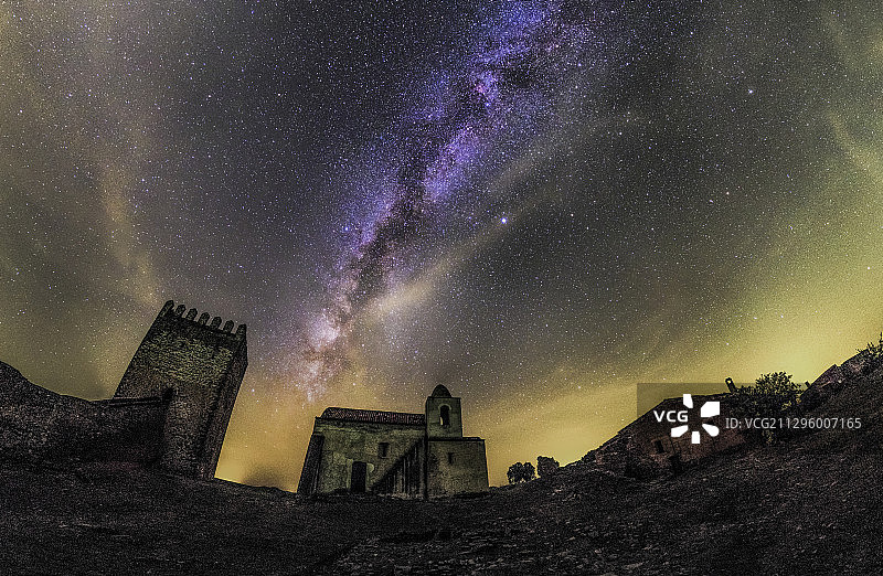 努达尔城堡上的银河图片素材