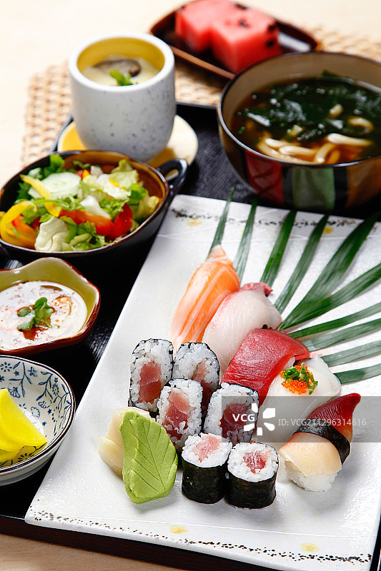 日本料理定食米饭套餐图片素材