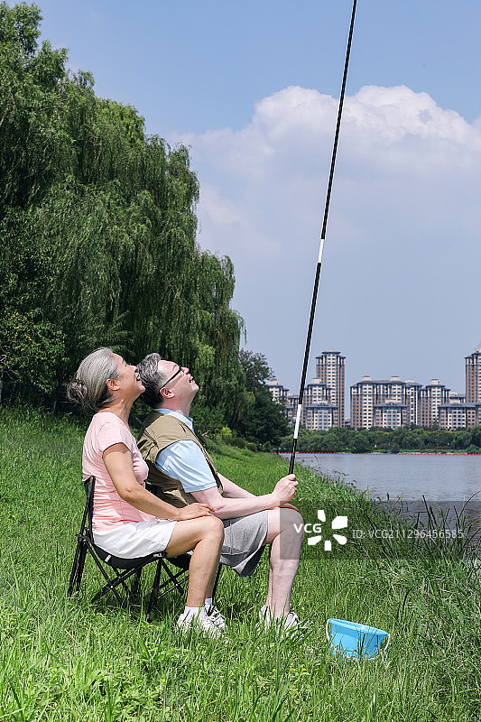 老年夫妇在户外湖边钓鱼图片素材