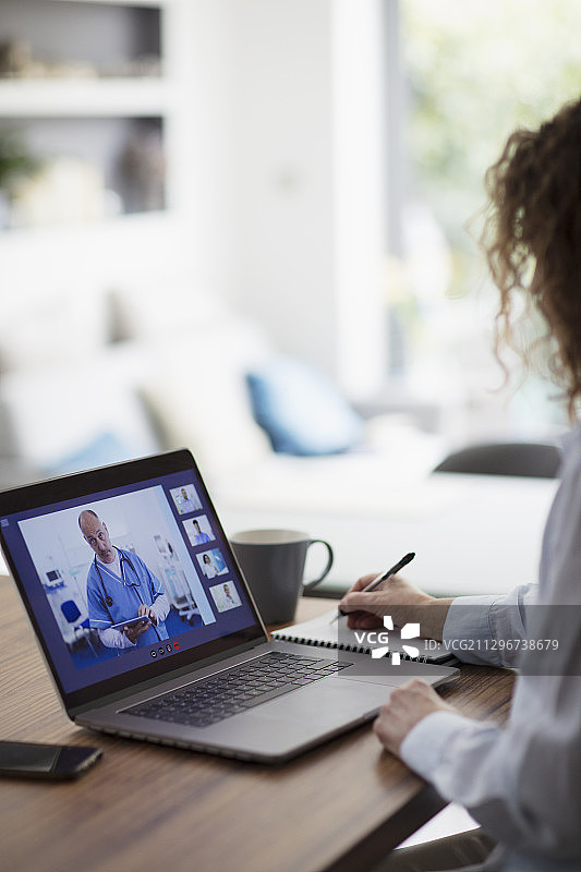 在笔记本电脑屏幕上与医生进行视频会议的女性图片素材