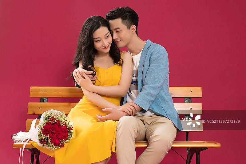 幸福的青年伴侣坐在长椅上图片素材