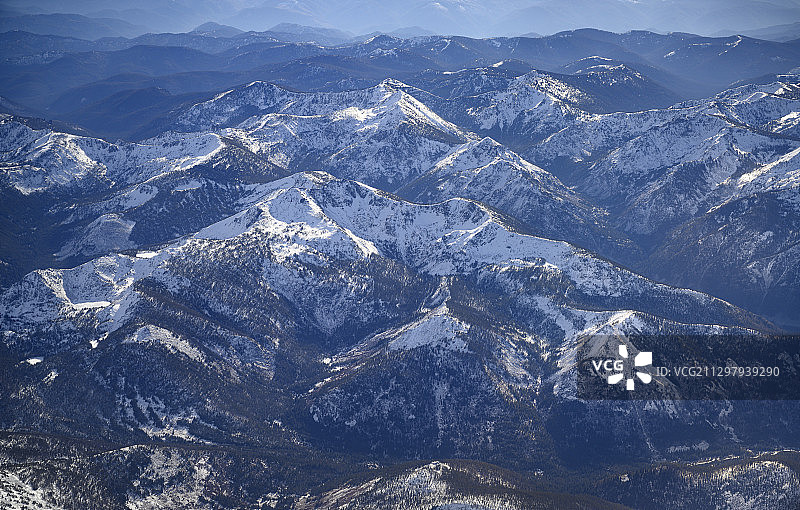 鸟瞰图雪山对天空，米苏拉，美国图片素材