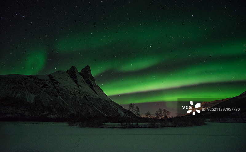 挪威特罗姆斯的雪山夜景图片素材