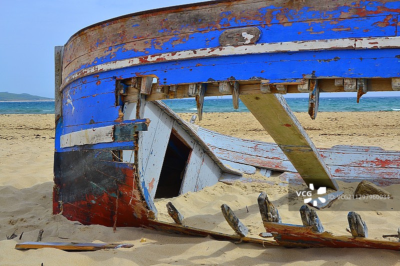 在海滩上被遗弃的船的特写，扎哈拉德洛斯阿图内斯，西班牙图片素材