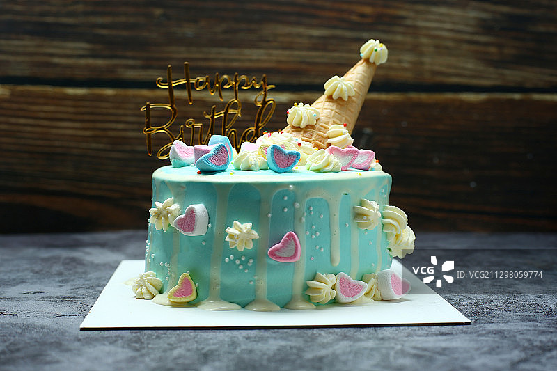 儿童卡通生日蛋糕放在深色背景上图片素材