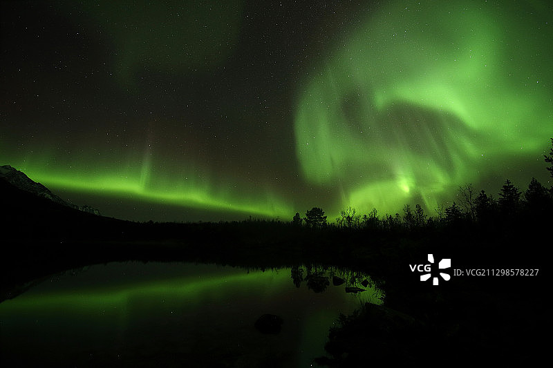 挪威特罗姆斯夜空下的湖景图片素材