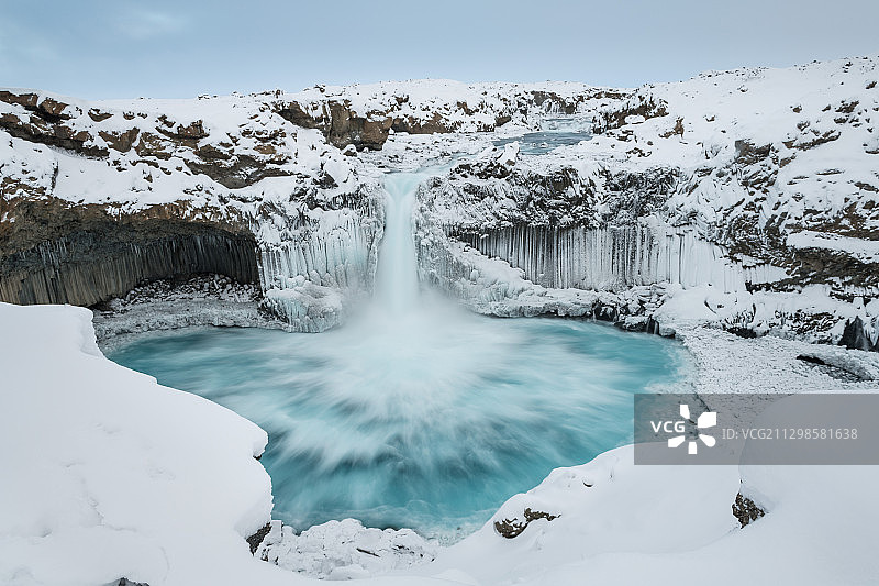 风景瀑布对天空在冬天，冰岛的拉格尔图片素材