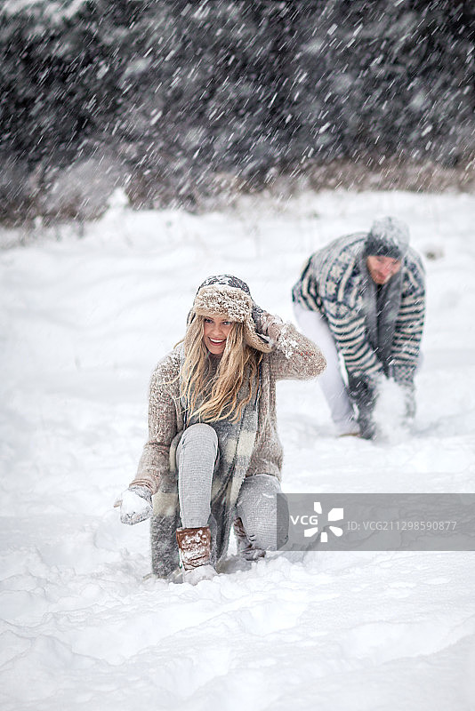 一家人在雪地上玩耍图片素材