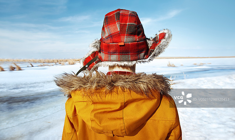 戴着猎人帽和格子衬衫的男人在冬天的风景图片素材