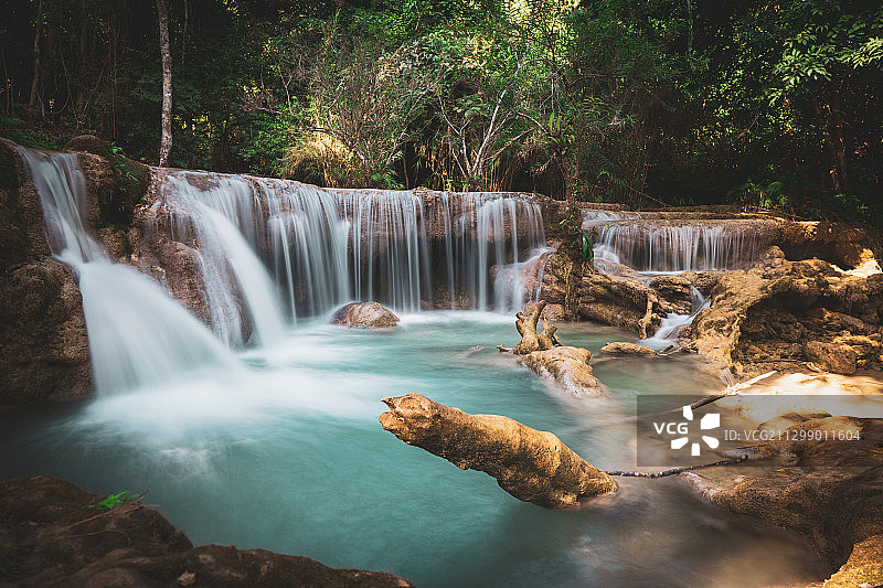 老挝琅勃拉邦森林瀑布景观图片素材