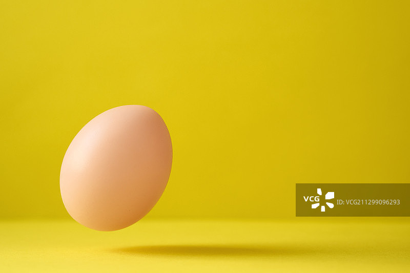西班牙塞维利亚，黄色背景下的鸡蛋特写图片素材