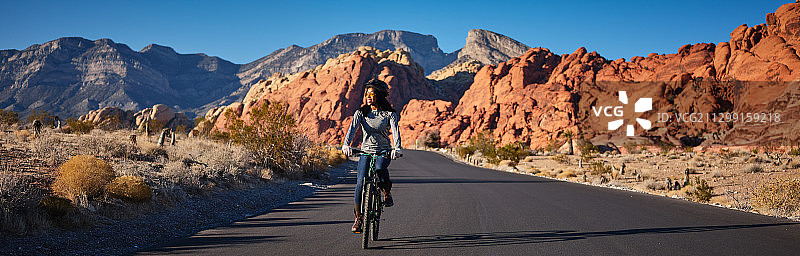 美国萨默林南部，骑自行车的女人图片素材