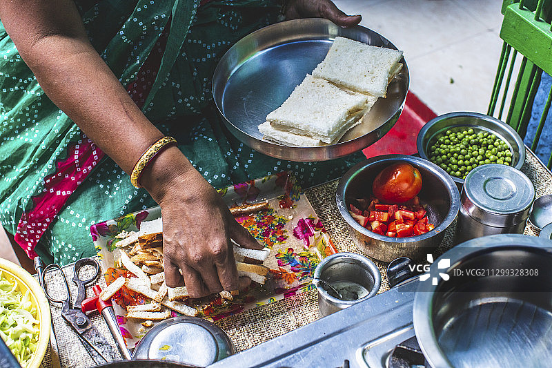 印度，一名妇女在准备街头小吃图片素材