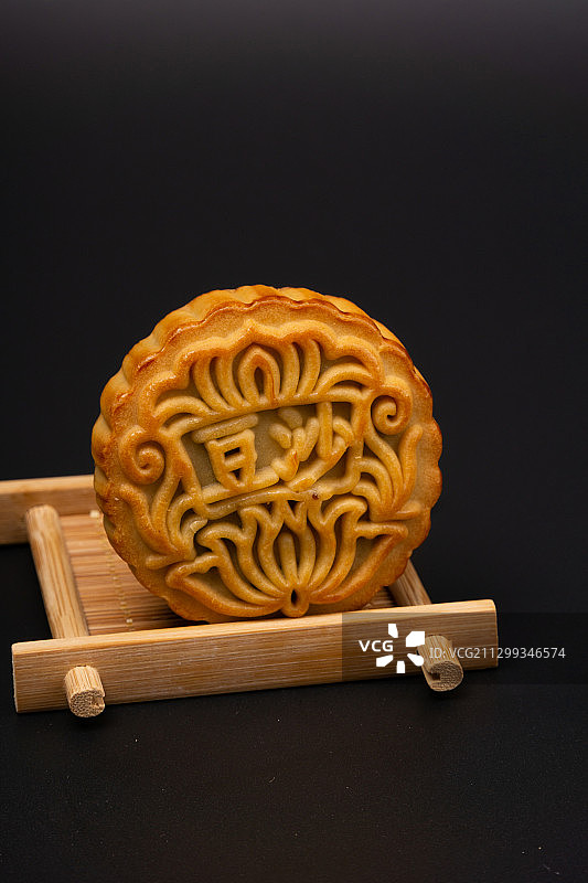 中国传统节日，中秋节豆沙月饼黑背景图片素材