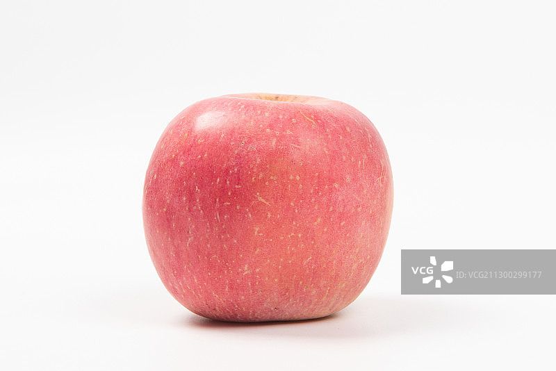 白色背景上的一个新鲜红苹果图片素材