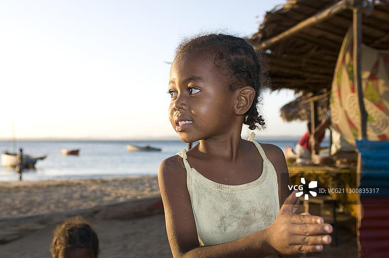 非洲马达加斯加，安西拉纳纳，迭戈·苏亚雷斯海滩上的小女孩图片素材