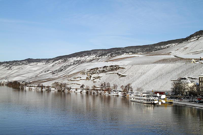 欧洲，德国，莱茵兰-普法尔茨，摩泽尔河岸边，冰雪覆盖的葡萄园图片素材