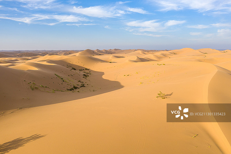空中俯瞰宁夏中卫腾格里沙漠景区图片素材