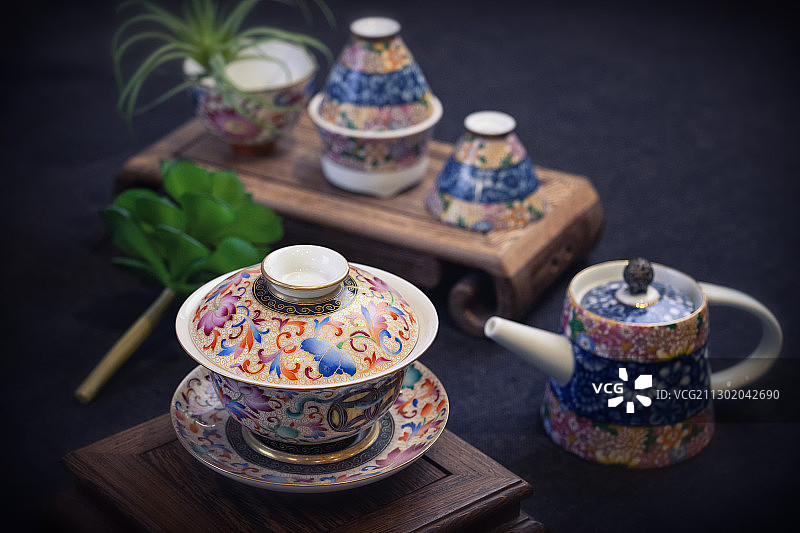 一套茶具和茶花，质感桌布图片素材