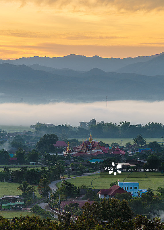 日落时群山对着天空的风景，清迈，泰国图片素材