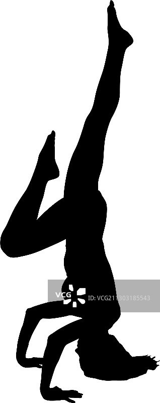 剪影女孩在瑜伽课上在一个白色的姿势图片素材