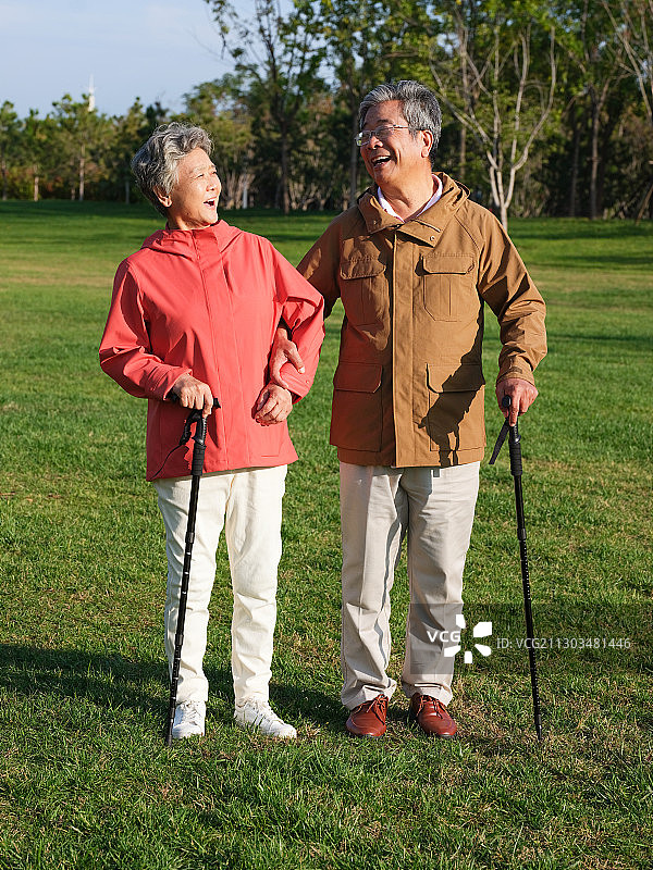 快乐的老年夫妇在公园散步图片素材