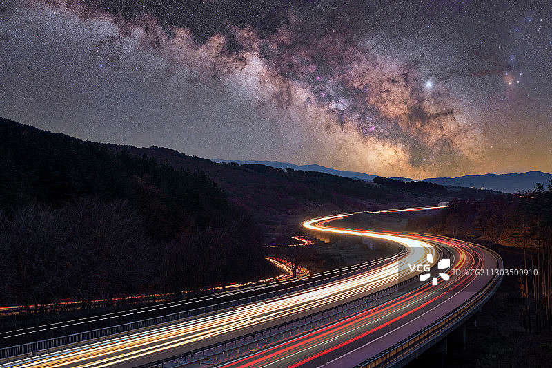 高角度的看法，在道路上的光对天空在晚上图片素材