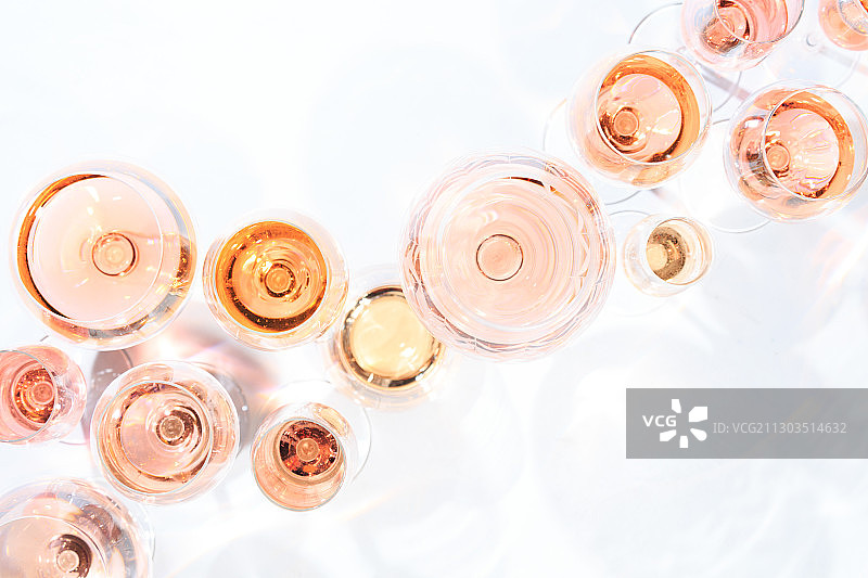 许多杯的玫瑰葡萄酒品酒概念和图片素材