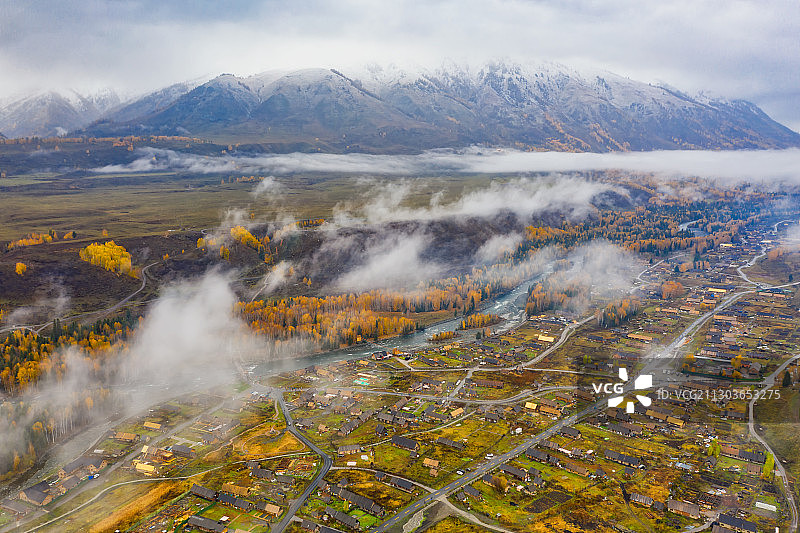 新疆阿勒泰地区布尔津喀纳斯景区禾木乡村落秋景云雾航拍图片素材