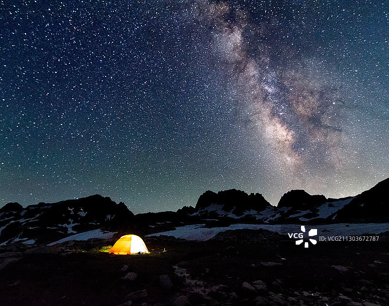 美国加州马德拉县，在晚上的天空映衬下的风景图片素材