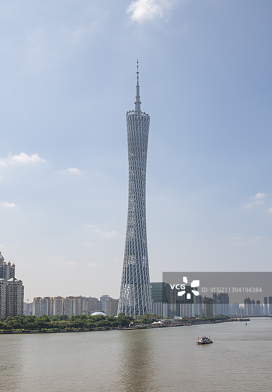 蓝天白云下的中国广州地标建筑广州塔图片素材