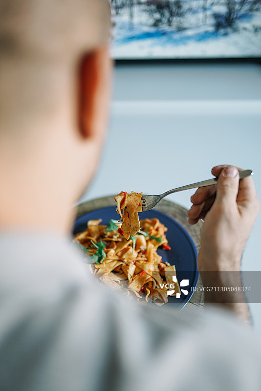 西班牙，白种人晚餐吃自制意大利面图片素材