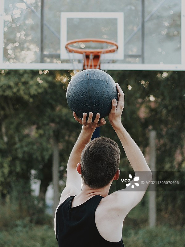 塞尔维亚库尔平，一名白人男子把篮球扔进网里图片素材