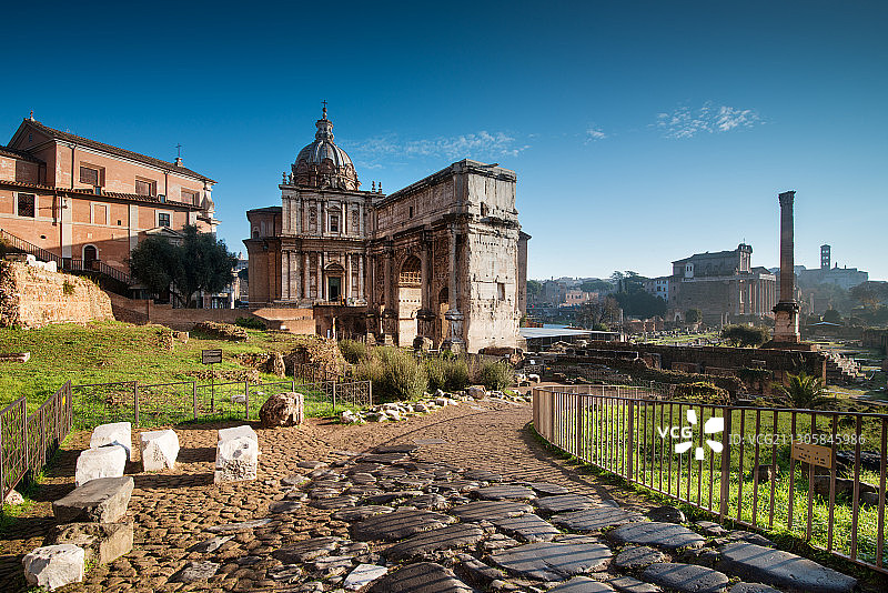 清晨的意大利罗马古罗马广场的废墟，竞技场，凯撒和神庙图片素材