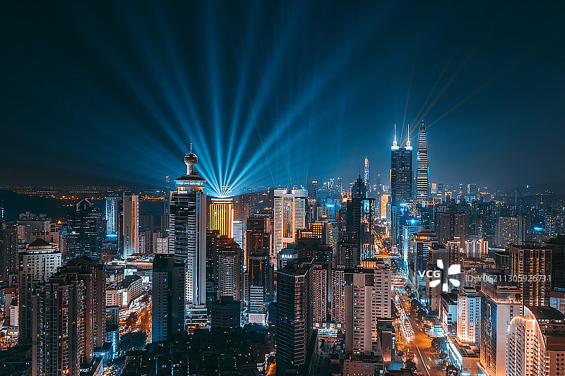 中国深圳罗湖区国贸大厦灯光秀图片素材