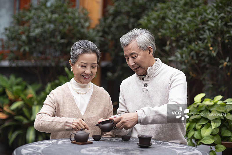 老年夫妇在院子喝茶聊天图片素材