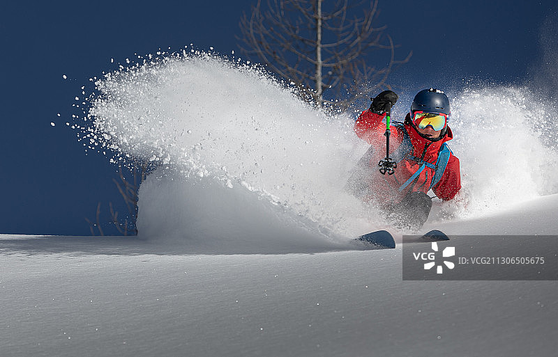 奥地利，一名男子在雪地上滑雪图片素材