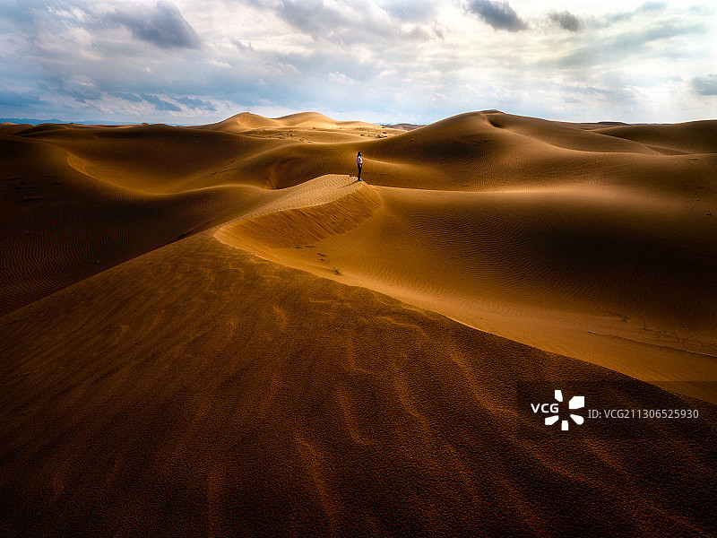 置身无际的沙漠，仿佛一粒沙而已图片素材